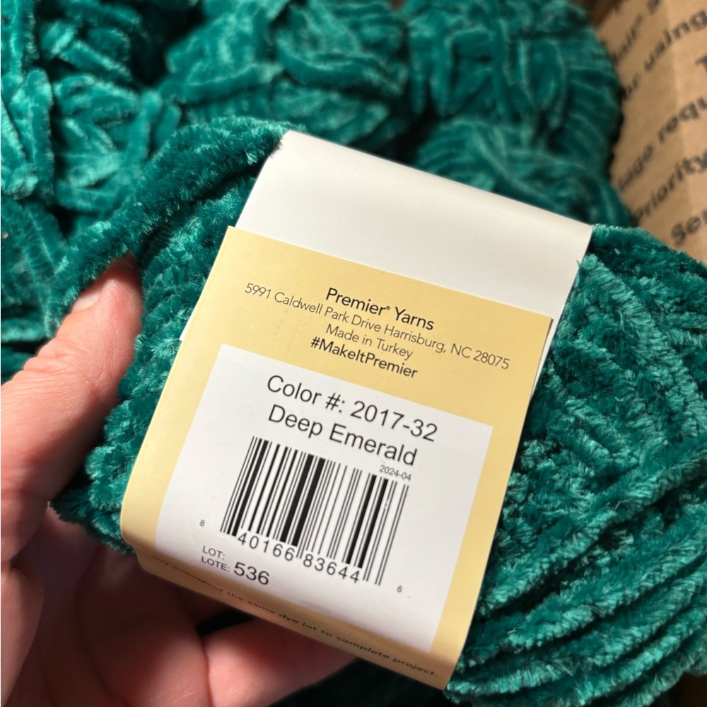 12 SKEINS - Picture 3 of 6